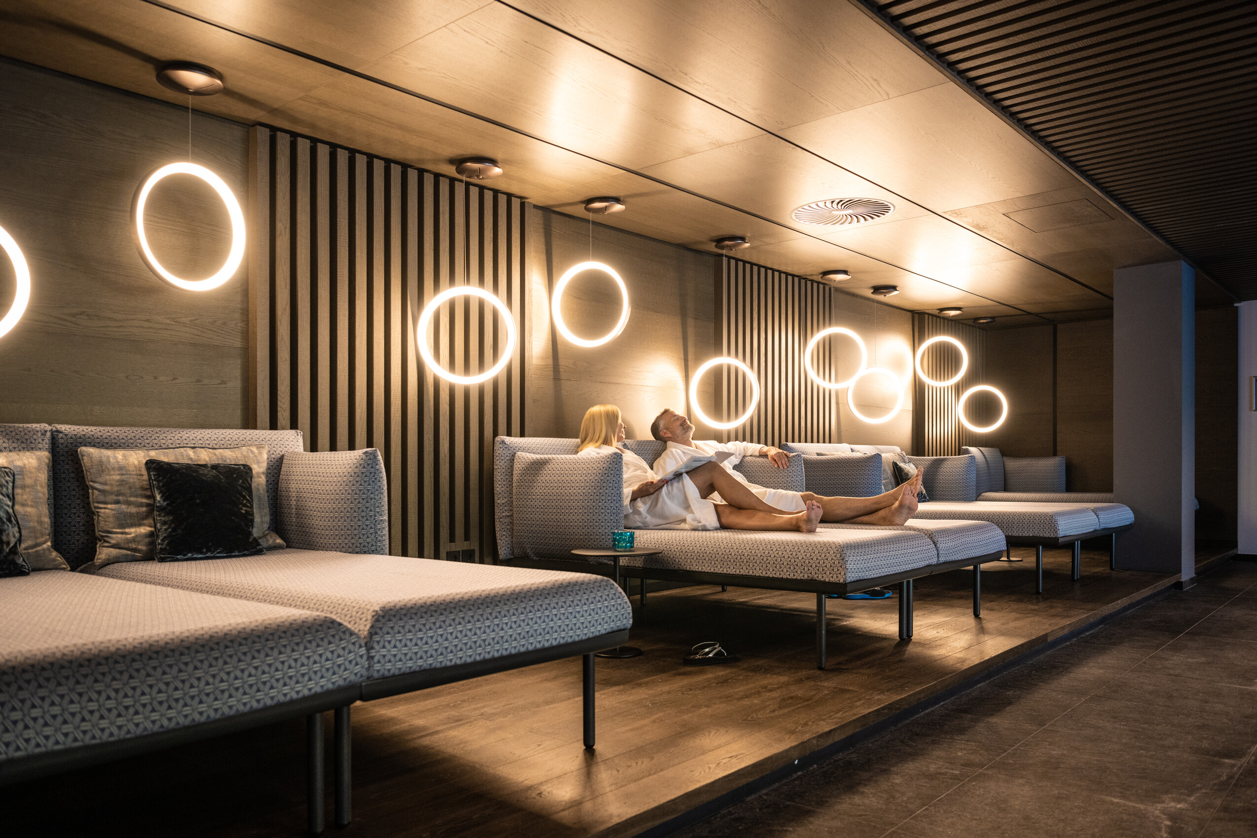 Ruhebereich im Wellness & Spa Hotel Moselschlösschen an der Mosel mit modernen Relaxliegen und stimmungsvoller Beleuchtung