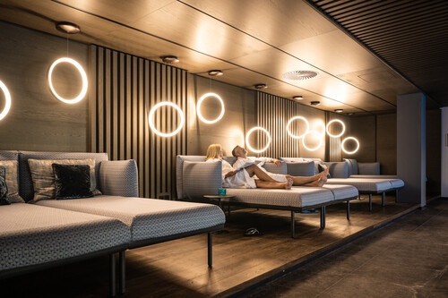 Ruhebereich im Wellness & Spa Hotel Moselschlösschen an der Mosel mit modernen Relaxliegen und stimmungsvoller Beleuchtung