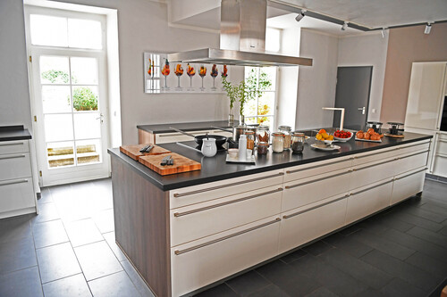 Professional chef demonstrating cooking technique in Moselschlösschen culinary school
