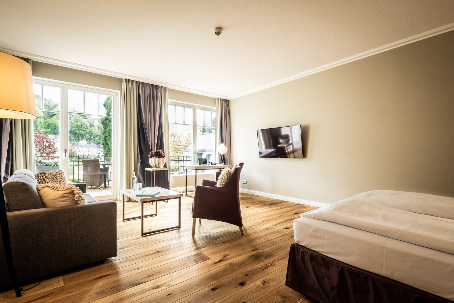 Junior-Suite Moselschlösschen: Eleganter Schlafbereich, Doppelbett, helles Design