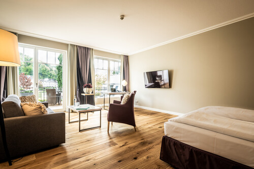 Junior-Suite Moselschlösschen: Eleganter Schlafbereich, Doppelbett, helles Design