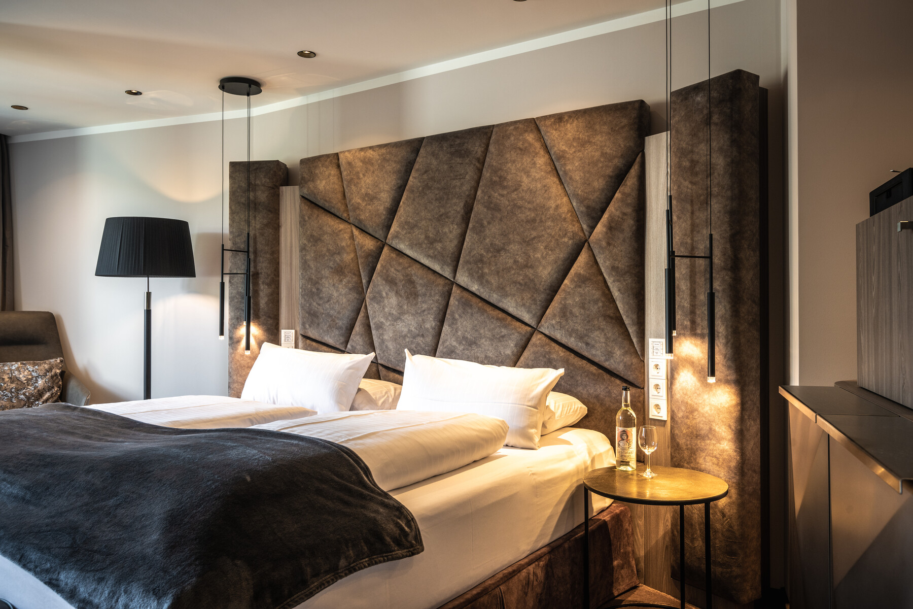 Junior Suite 403: Modernes Zimmer, Doppelbett, Wohnbereich, helles Interieur