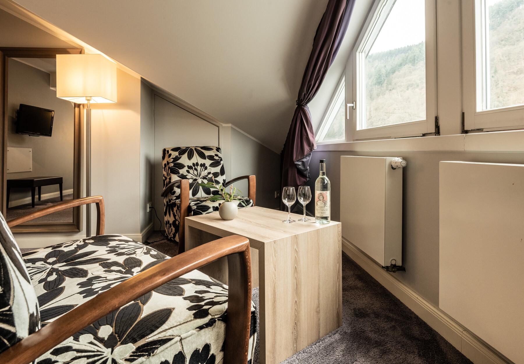 Badezimmer Klassik Zimmer: weiße Fliesen, Badewanne, Dusche, Spiegel