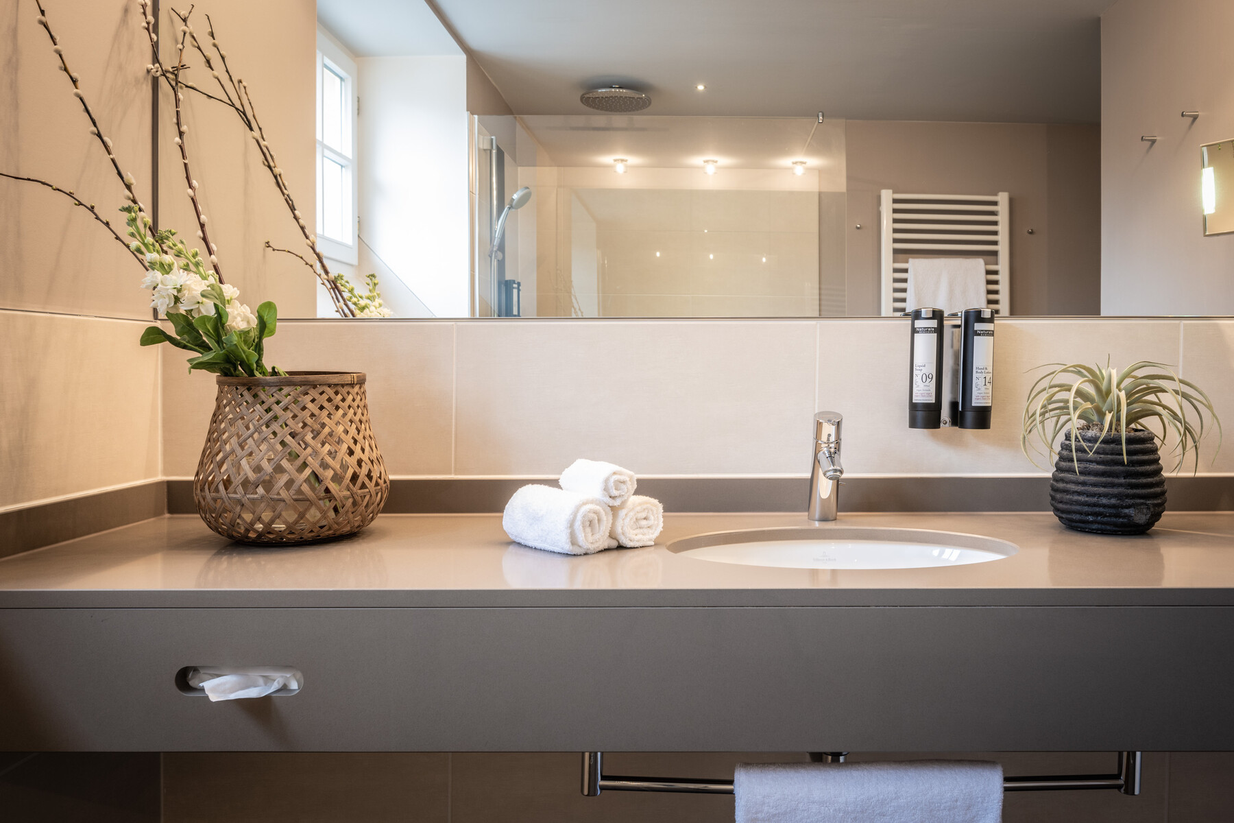Suite mit Treppe Bad: Moderne Dusche, Waschbecken, Spiegel, Fliesen