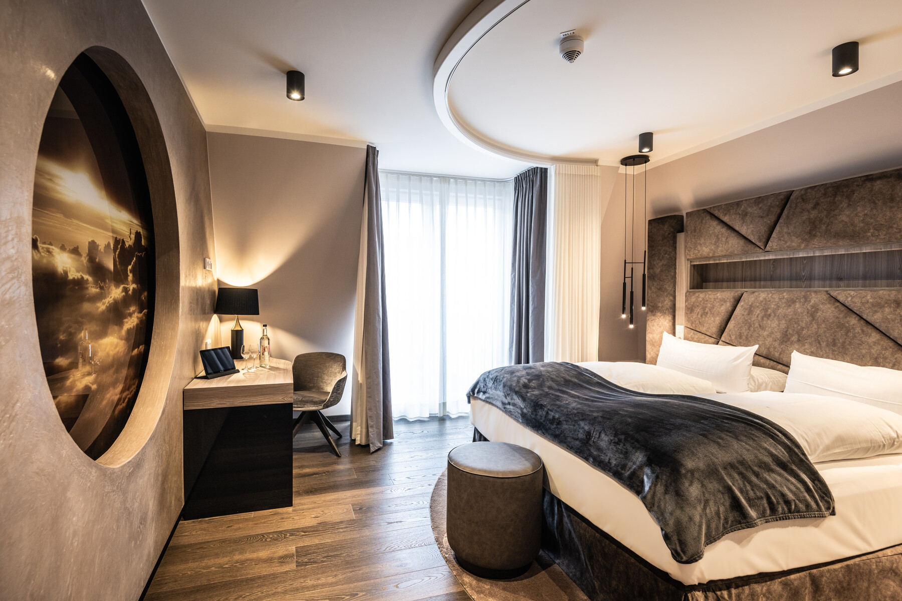 Zimmer Sessel: Wohnbereich mit Sitzmöbel, Tisch, Beleuchtung, Modern
