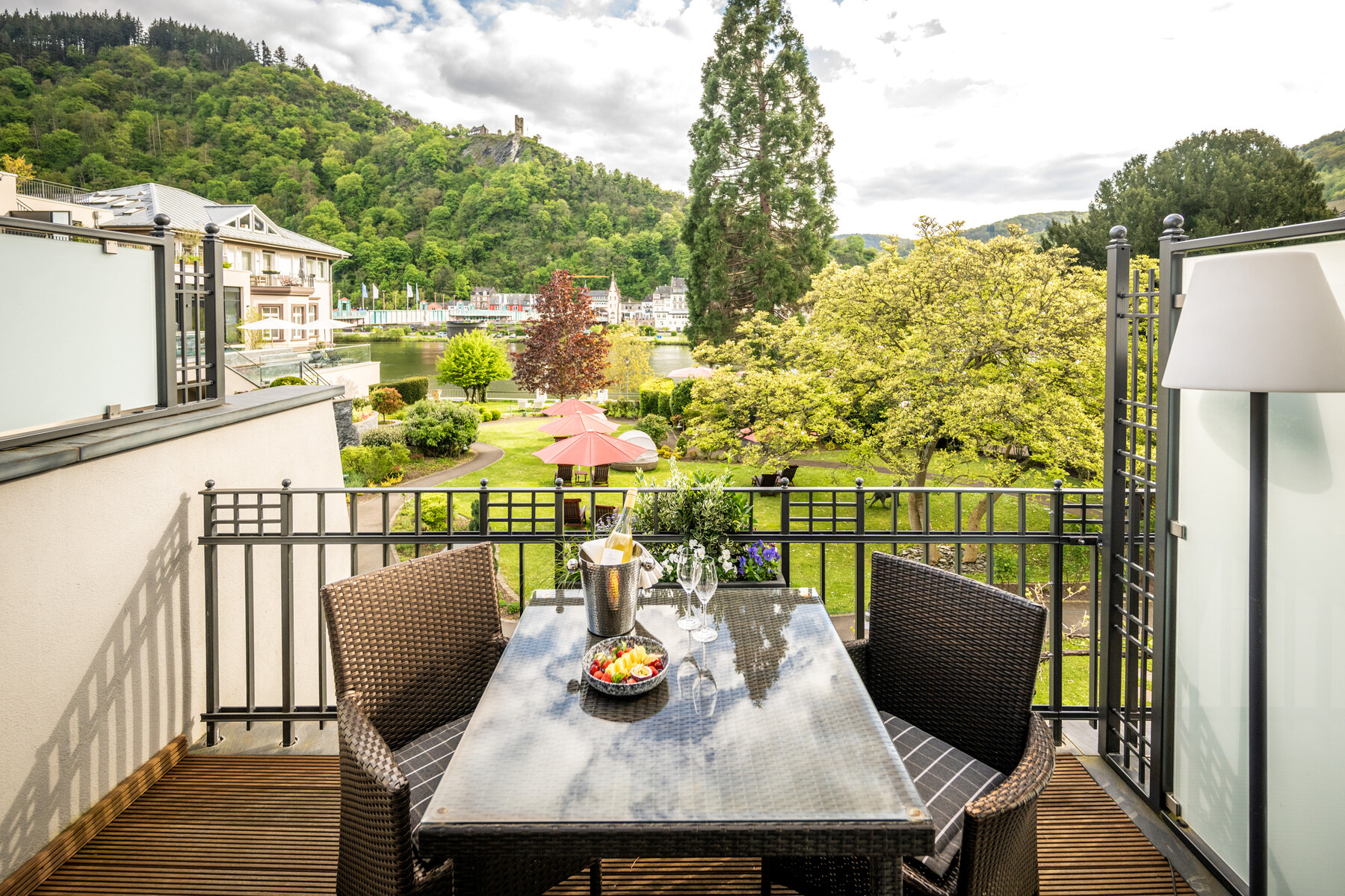 Hotelzimmer Übersicht: Bett, Sessel, Fenster mit Waldblick, helles Interieur