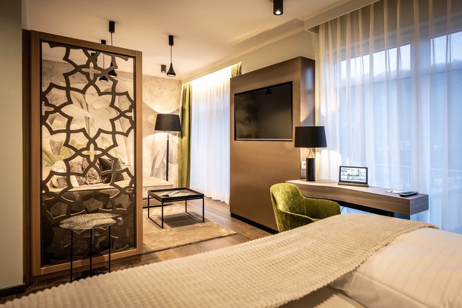 Zimmer Detail: Wandgestaltung, Beleuchtung, Möbel, Design