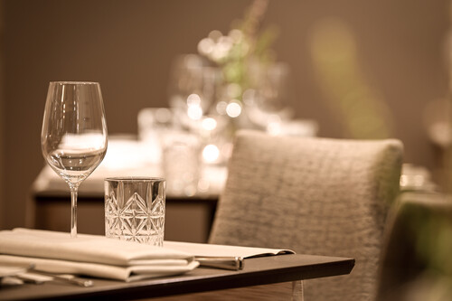 Wellnesshotel-Restaurant mit Speisen und Moselblick