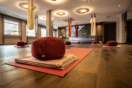 Yoga-Raum im  Spa- und Wellnessbereich mit Ruhemöglichkeiten im Wellnesshotel Moselschlösschen in Rheinland-Pfalz.