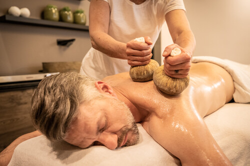 Entspannende Rückenmassage mit Kräuterstempel im Hotel Moselschlösschen