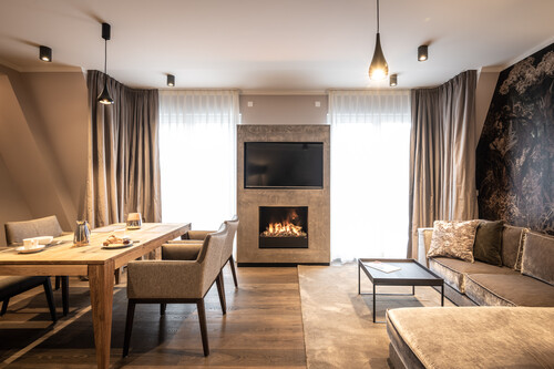 Zimmer Wohnbereich: Sessel, Tisch, Fenster, helle Möbel, Modern