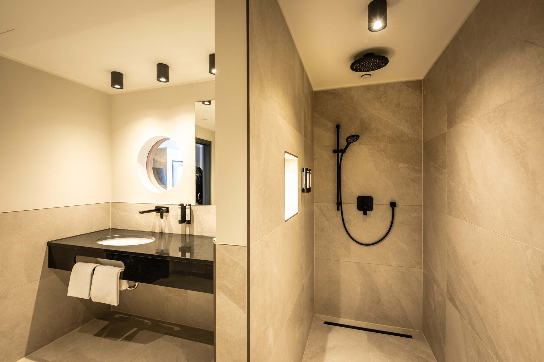 Junior Suite Bad: Moderne Dusche, Keramikfliesen, Waschbecken, Spiegel mit LED