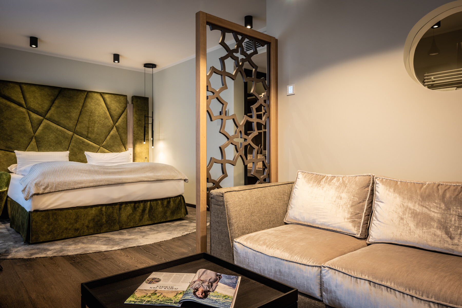 Neuheit Zimmer Schlafbereich: Modernes Doppelbett, helle Farbtöne, Mosel