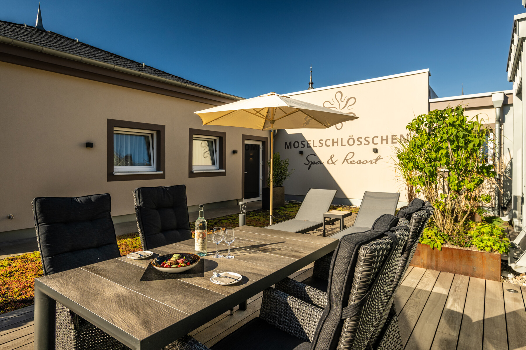 Dachgarten Suite 412: Modernes Schlafzimmer, Doppelbett, grüne Dachterrasse