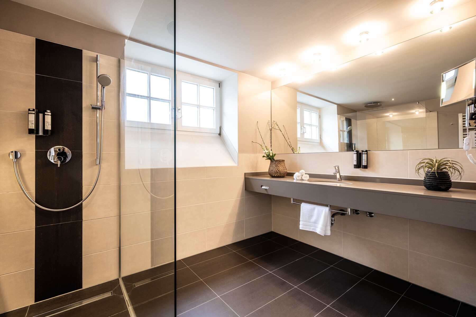 Suite mit Treppe: Elegante Suite, Holztreppe, Doppelbett, Mosel
