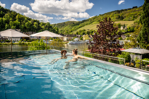 Wellnessbereich mit Pool und Entspannungszonen im Moselschlösschen Spa Hotel