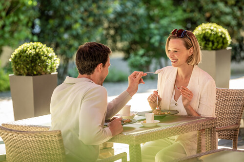 Wellnesshotel Restaurant mit Speisen und Getränken