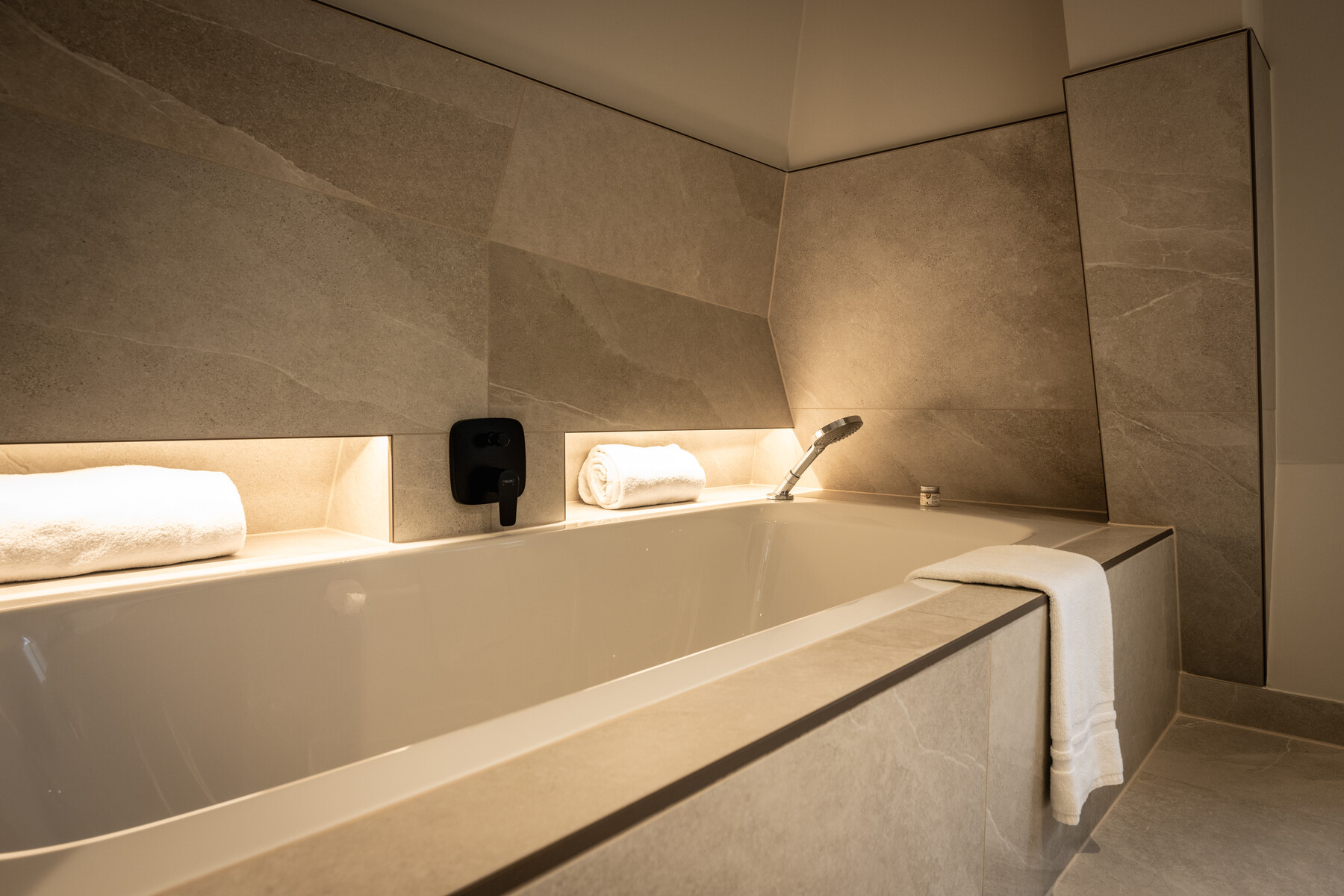 Suite Zimmer: Elegante Einrichtung, Bett, Fenster, Mosel-Ambiente