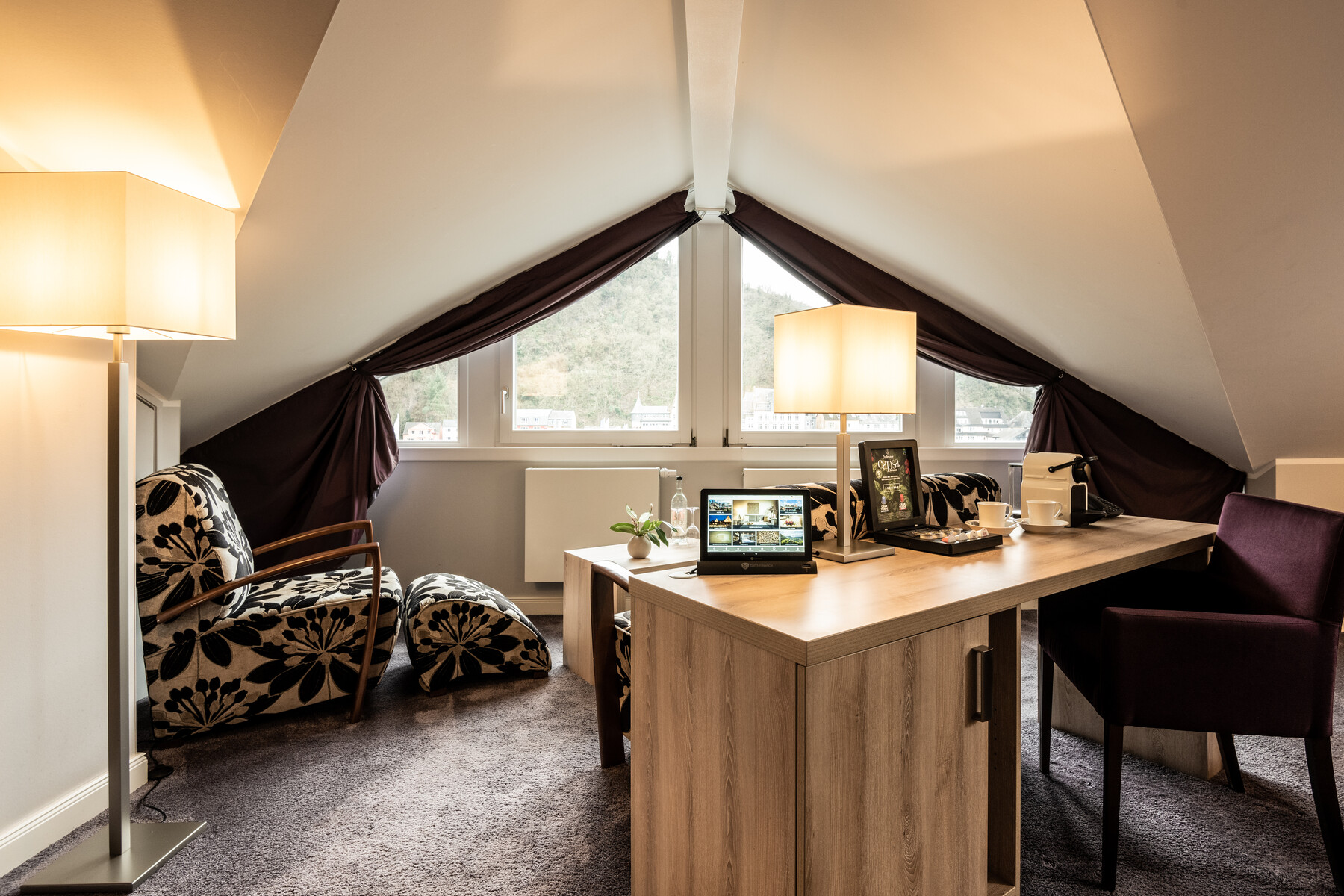 Klassik Zimmer Übersicht: Wohnbereich mit Möbeln, Treppe, Fenster, Dachziegel