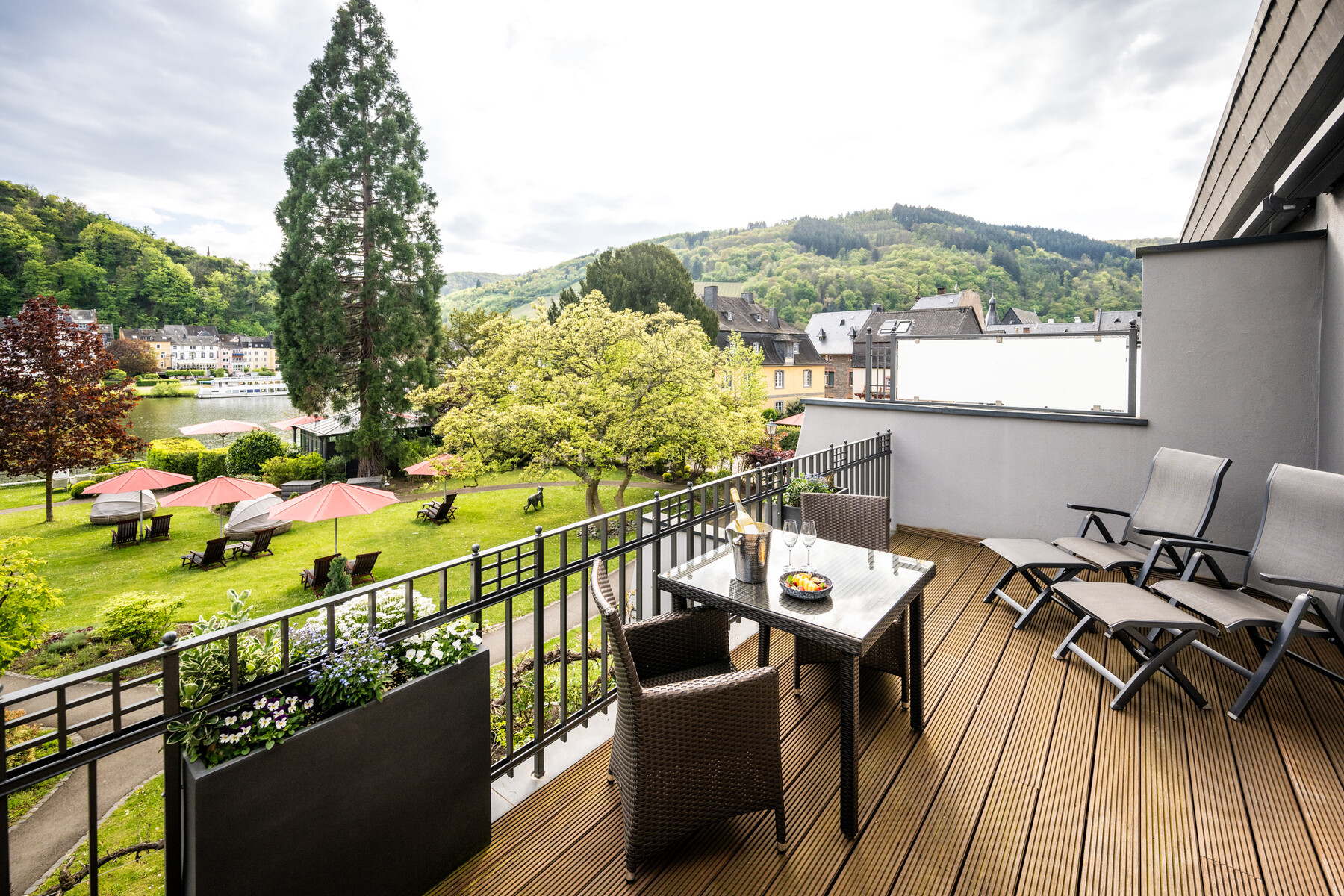 Junior-Suite Übersicht: Modernes Zimmer, Wohnbereich, Fenster, Mosel