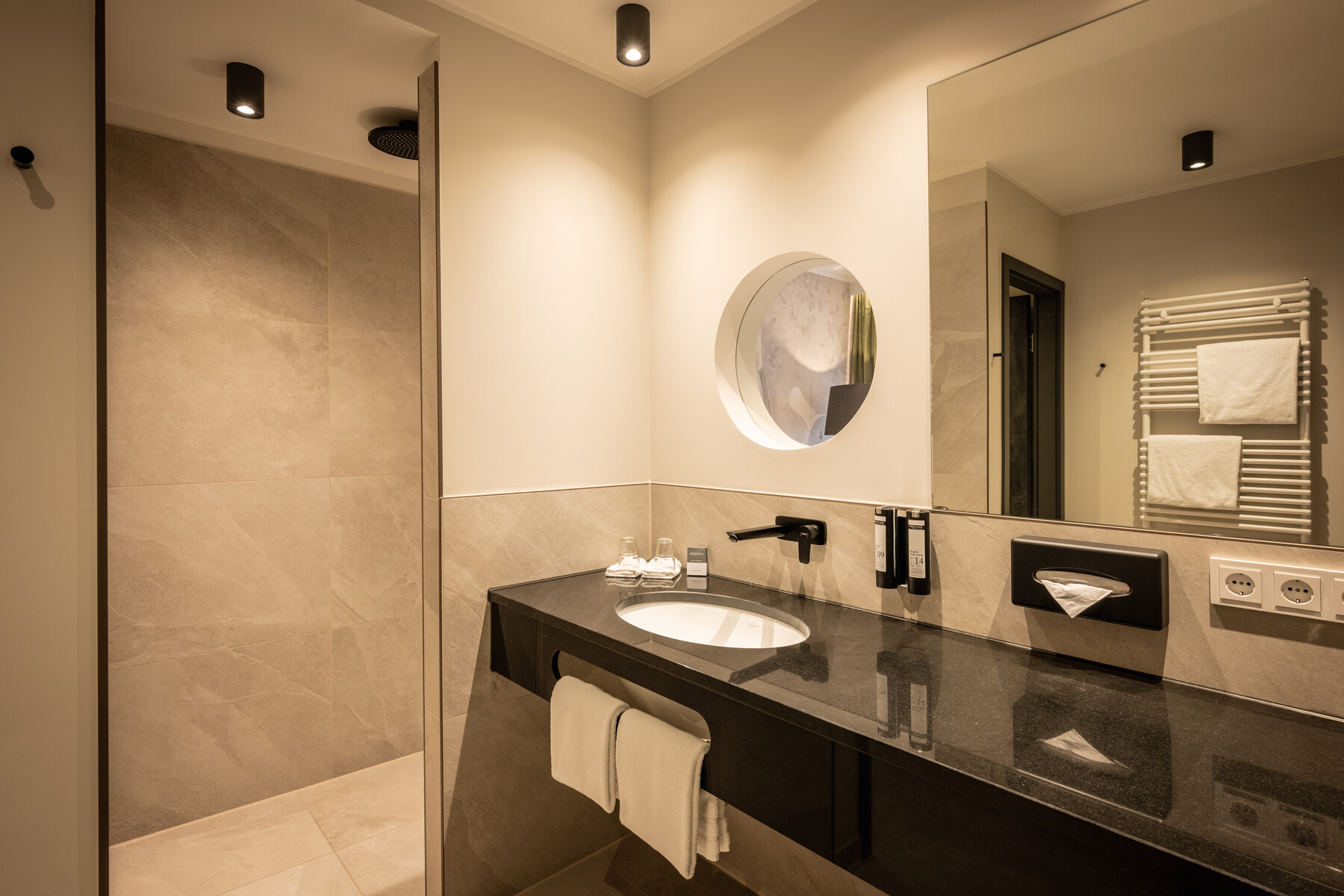 Zimmer Bad: Moderne Ausstattung, Dusche, Waschbecken, Spiegel, Fliesen