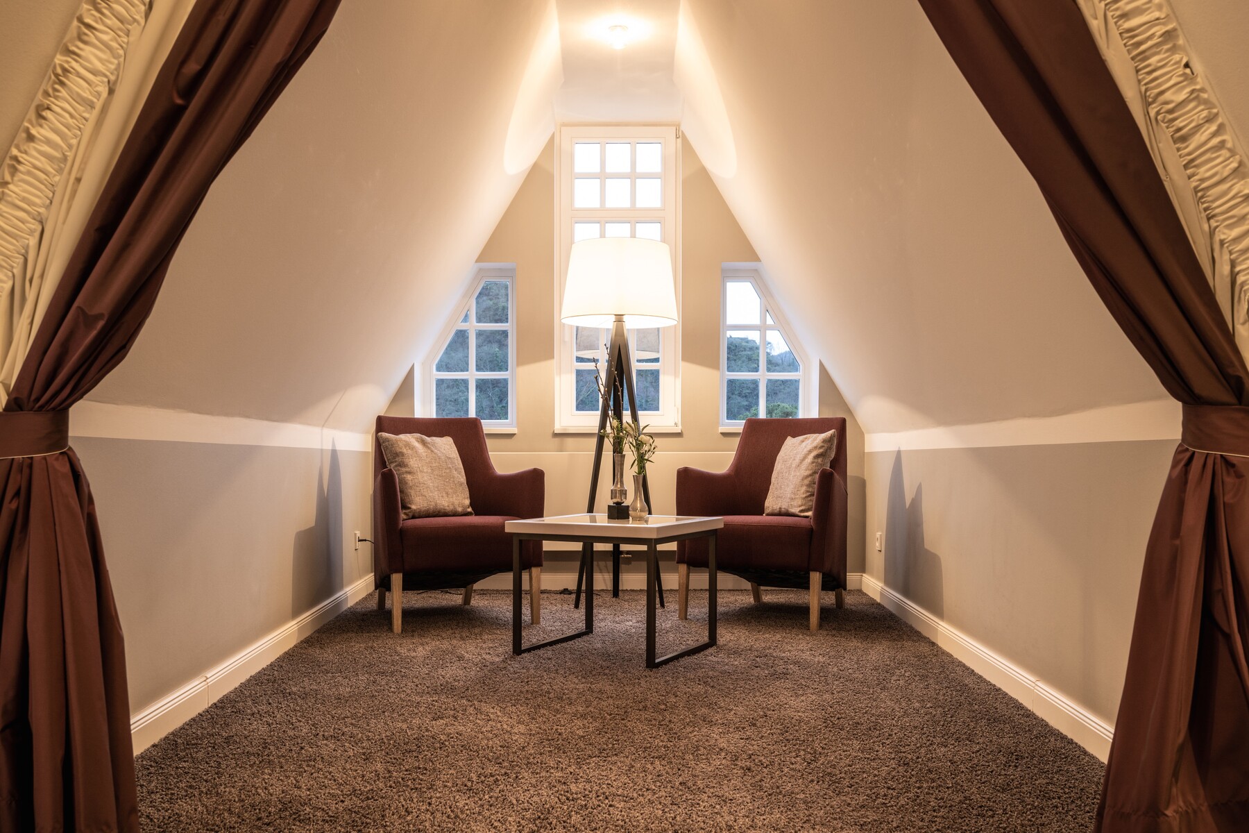 Juniorsuite mit Treppe: Wohnbereich, Sessel, Fenster, Mosel