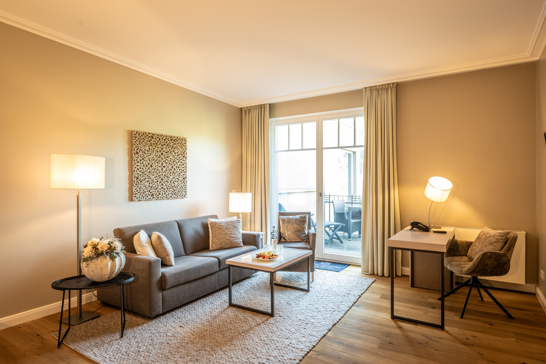 Deluxe Zimmer 105 Gesamtansicht: Bett, Sessel, Fenster, moderne Ausstattung
